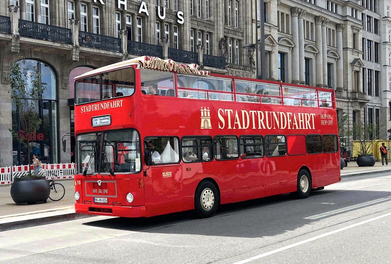 Hop-on Hop-off Bus through the Hanseatic city